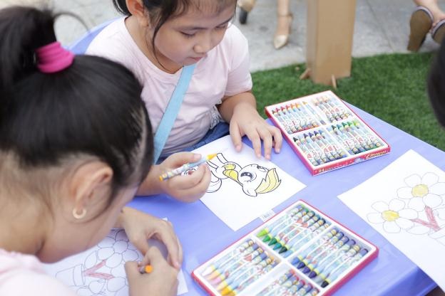 Các em nhỏ rất thích thú với hoạt động tô tranh hoạt hình tại sự kiện