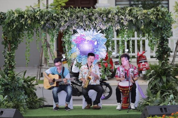 Ban nhạc chơi những khúc ca quen thuộc về mùa hè, biển cả, rất hợp với không gian xanh mát của Vinhomes Hà Tĩnh