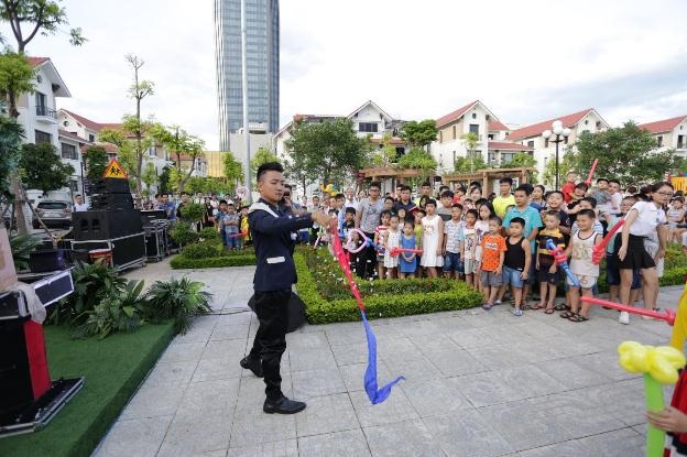 Từ khuôn viên quảng trường, nơi nhìn ra khách sạn Vinpearl Hà Tĩnh cao nhất thành phố, các em bé đang chăm chú xem những “phép màu” của ảo thuật gia.