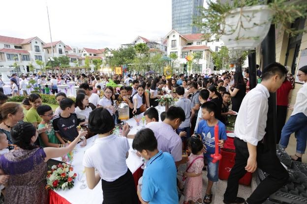 Nhà sinh hoạt cộng đồng, sân chơi trẻ em, quảng trường trở nên đông vui nhộn nhịp. Khách hàng và cộng đồng cư dân hòa vào niềm vui chung của ngày hội mùa hè.