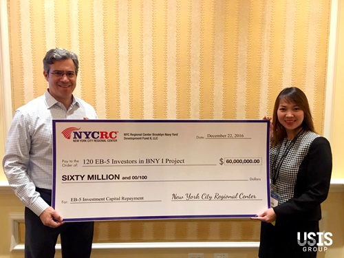 NYCRC đạt mốc thẻ xanh cư trú vĩnh viễn thứ 4.000 - 2 Ông Paul Levinsohn (Chủ tịch NYCRC) trao tấm check tượng trưng cho việc hoàn trả 60 triệu USD khoản vay EB-5 cho 120 nhà đầu tư trong dự án Brooklyn Navy Yard (giai đoạn một).