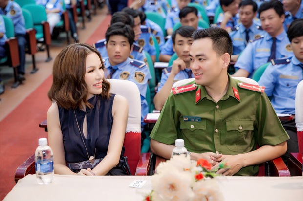 Nữ TGĐ Bảo vệ Long Hoàng trò chuyện thân mật cùng các cán bộ đại diện Hội đồng sát hạch. Sự niềm nở, gần gũi cùng bản lĩnh của Hoa hậu Bùi Thị Hà được mọi người quý mến.