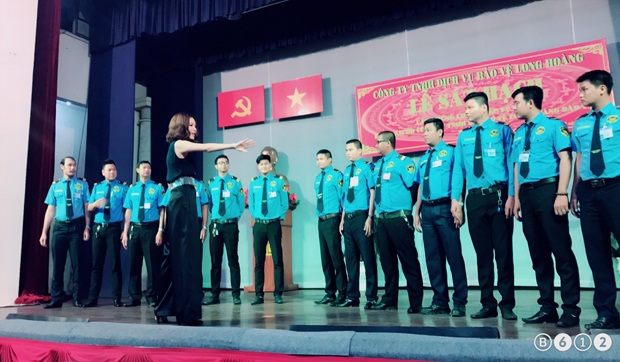 Dưới sự lãnh đạo của Hoa hậu Bùi Thị Hà, Tập đoàn Bảo vệ Long Hoàng nổi tiếng bởi đội ngũ nhân viên chất lượng, được đào tạo bài bản, chuyên nghiệp, có tinh thần trách nhiệm cao trong ngành dịch vụ bảo vệ - vệ sĩ. Tất cả được trải qua những buổi đào tạo bài bản cùng giáo trình về nghiệp vụ bảo vệ đã được xét duyệt kỹ lưỡng. 