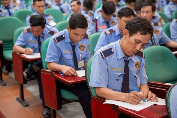 Các nhân viên Bảo vệ Long Hoàng nghiêm túc thực hiện bài thi sát hạch. Được biết, họ là lực lượng hội đủ tiêu chuẩn về ngoại hình cũng như nhân cách tốt sẽ nhận được chứng chỉ nghiệp vụ nếu hoàn thành tốt bài kiểm tra.