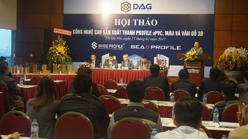 Xu hướng mới về thanh Profile màu và vân gỗ 3D - 1 Tiến sĩ Nguyễn Quang Cung (đang phát biểu) trong buổi Hội thảo Công nghệ sản xuất thanh Profile uPVC màu và vân gỗ 3D diễn ra tại Hà Nội