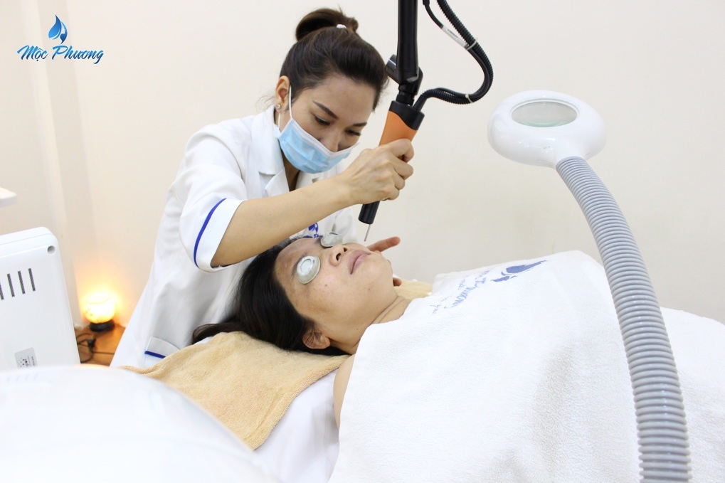 Cơ hội trị nám miễn phí cùng chuyên gia hàng đầu thế giới Andre Steps - 4 Chuyên gia của Mộc Phương Beauty Salon đang điều trị nám cho khách