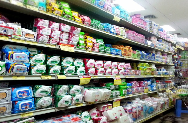 Khăn ướt - Chăm sóc và bảo vệ làn da trẻ an toàn và khoa học - 1 Khăn ướt được bầy bán trên khắp các siêu thị, cửa hàng tiện lợi, tạp hóa trên cả nước