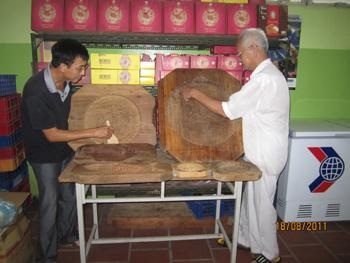 Đỗ Thế Gia và quyết tâm bảo tồn hương vị bánh trung thu cổ truyền dân tộc Việt - 3 Khuôn làm bánh cổ cỡ đại của gia tộc họ Đỗ