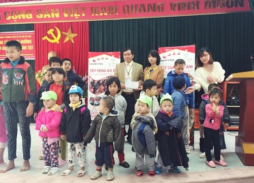 Nhan sắc "vạn người mê" của ứng viên Hoa hậu quý bà châu Á - 10 Chị cũng cùng công ty của mình mang đến cái Tết ấm áp hơn cho các cháu đồng bào vùng cao