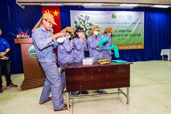 Đại sứ sử dụng thuốc bảo vệ thực vật an toàn và có trách nhiệm - 3 Sinh viên thực hành các bước mặc trang phục bảo hộ lao động trước khi phun thuốc BVTV