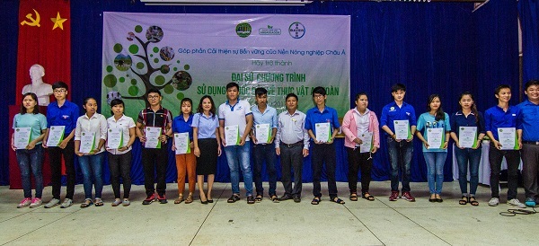 Đại sứ sử dụng thuốc bảo vệ thực vật an toàn và có trách nhiệm - 4 
Các bạn sinh viên đạt chứng nhận Đại sứ sử dụng thuốc bảo vệ thực vật an toàn và có trách nhiệm của Bayer