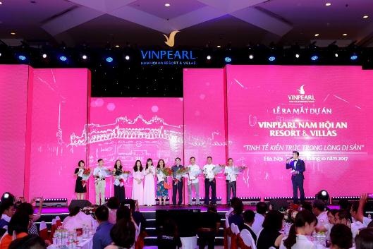 Nhà đầu tư Hà Nội đặc biệt để mắt tới bất động sản nghỉ dưỡng tại Hội An - 4 Chủ đầu tư Vingroup trao sổ đỏ sở hữu đất lâu dài và hoa tri ân cho khách hàng sở hữu biệt thự nghỉ dưỡng Vinpearl Resort & Villas.