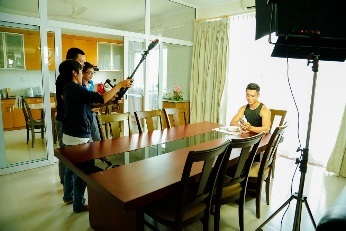 Nam vương Tiến Đạt đang diễn xuất trong TVC quảng cáo cháo gạo lứt Co.opmart