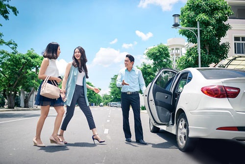 Trào lưu tận hưởng “bốn bánh” của dân công sở - 1 Thảnh thơi được xe đưa đón tận nơi, thậm chí mỗi ngày một xe, một tài xế riêng... đang là phong cách đi làm “sang chảnh” của dân công sở. Ảnh: Grab