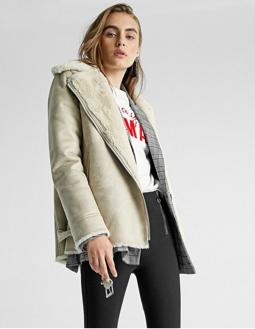 Khám phá “mê cung” mua sắm khiến các tín đồ shopping lạc lối - 2 Các loại áo khoác, đồ len của Stradivarius giảm giá 20% hẳn là sự lựa chọn tuyệt vời cho mùa mới này