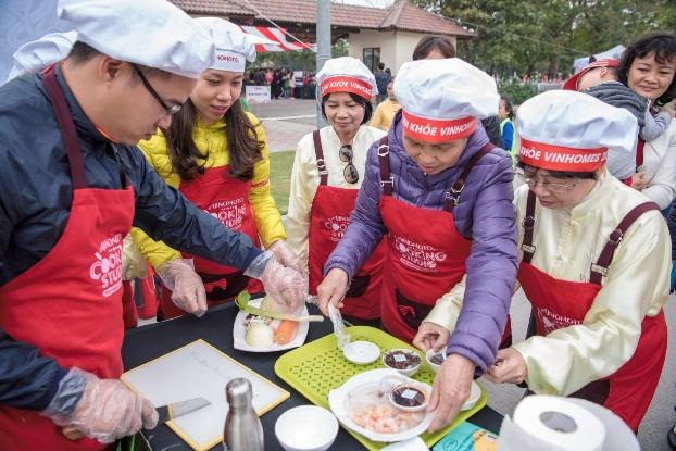 “Cuồng nhiệt” cùng cư dân Vinhomes - 3 Các gia đình hào hứng với màn thi “Bếp chiến”