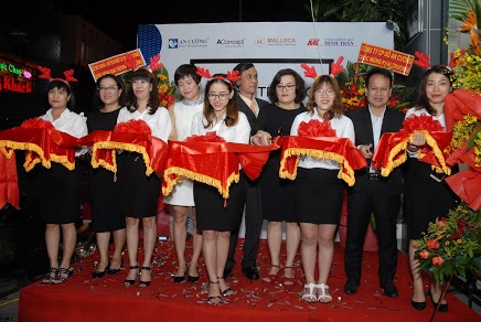 “Tưng bừng khai trương - Đón Xuân về nhà” nhân dịp ra mắt One Stop shopping Center Đà Nẵng - 1 Đại diện An Cường, Minh Trân cùng các đối tác thực hiện nghi thức cắt băng khai trương showroom