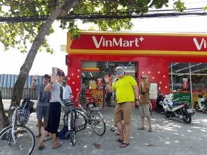 VinMart+ lập kỷ lục mở mới hơn 100 cửa hàng trong 1 tháng - 4 Nhiều khách nước ngoài cũng tin tưởng lựa chọn VinMart+ là điểm đến mua sắm tiêu dùng hàng ngày