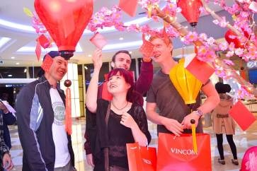 Vui Tết gắn kết, sắm quà đắc lộc tại Vincom - 8 Hội chợ Xuân Đắc Lộc hứa hẹn là điểm đến sắm Tết lý tưởng, giúp khách hàng lựa chọn nhiều món đồ với ưu đãi lớn và có cơ hội nhận gần 30.000 món quà dễ thương