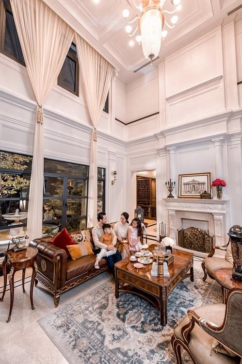 Cửa sổ lớn là lợi thế của những căn biệt thự có ít nhất một mặt hướng sông và tọa lạc trong không gian ngập tràn sinh thái.