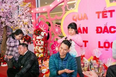 Ăn Tết, chơi Tết, sắm Tết ở đâu? - 9 Đặc biệt, với chủ đề “Quà Gắn Kết – Tết Đắc Lộc”, mỗi TTTM Vincom đều chuẩn bị rất nhiều hoạt động vui chơi thú vị, ý nghĩa khiến cho tất cả các thành viên trong gia đình đều hào hứng.