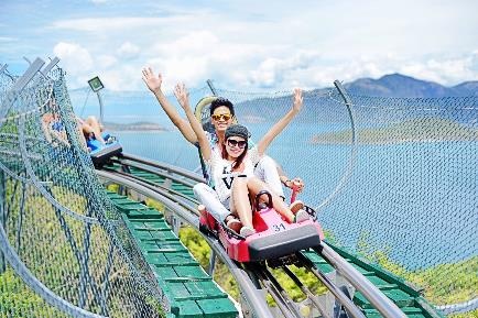 Top 5 trò chơi thử thách nhất Việt Nam - 6 Thay vì trượt thác quen thuộc, trò chơi trượt núi trên đảo mang đến cảm giác phấn khích tột độ cho du khách