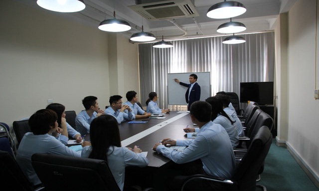 Khai trương showroom điều hòa Midea tại Việt Nam - 3
Đội ngũ nhân viên được đào tạo chuyên nghiệp, giàu kinh nghiệm