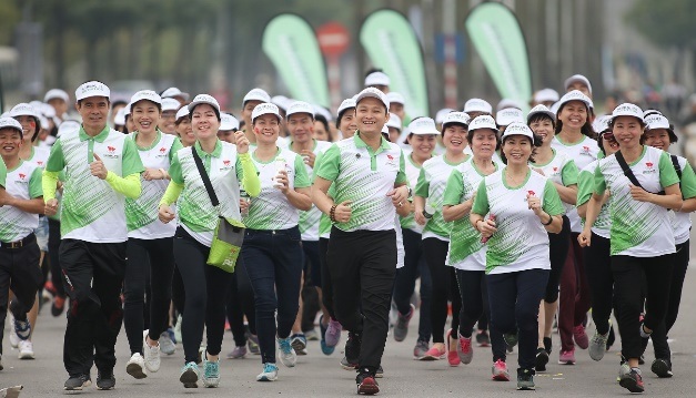 Herbalife Việt Nam truyền cảm hứng cho cộng đồng thông qua các hoạt động trong lĩnh vực thể thao - 2 Ngày chạy Olympic Run với sự tham gia của hơn 10,000 thành viên và nhân viên Herbalife. Trong ảnh: Ông Phạm Tường Huy, Tổng giám đốc Herbalife Việt Nam dẫn đầu đoàn chạy tại Hà Nội