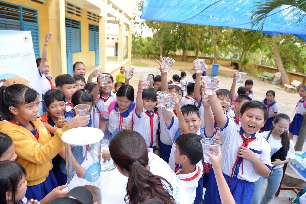 Hành trình mang nước uống sạch cho trẻ em vùng thiên tai - 3 Niềm vui của các em học sinh trường tiểu học B An Châu, An Giang khi được uống nước sạch