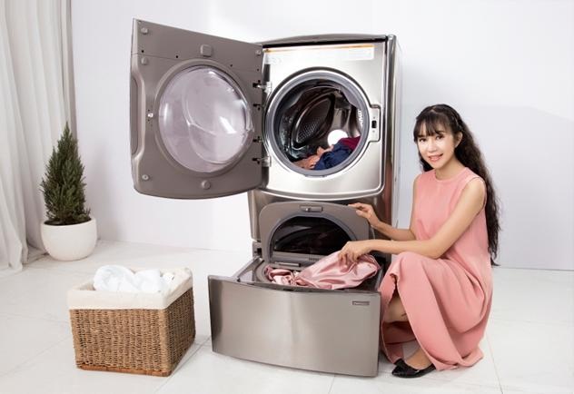 Lắng nghe mẹ đảm Minh Hà chia sẻ cách bảo vệ quần áo mùa mưa - 2 Ngoài ra, các model 2018 của máy giặt LG TwinWash còn có khối lượng sấy từ 7 – 12kg, phù hợp với nhiều gia đình hiện đại