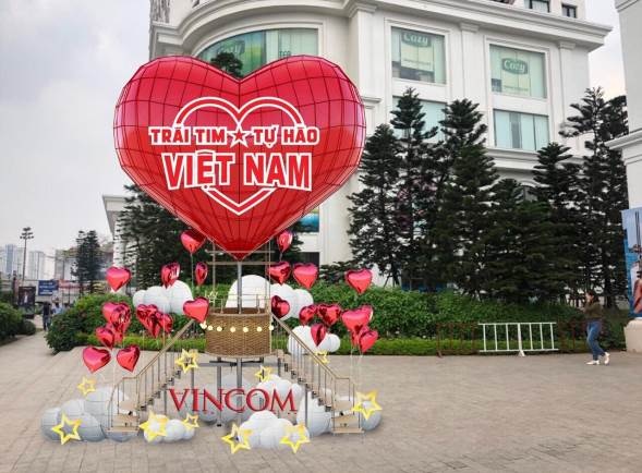 Vincom tưng bừng mở hội mừng đại lễ - 2 Biểu tượng khinh khí cầu cao 10m tại Vincom Mega Mall Royal City hứa hẹn là điểm checkin hấp dẫn