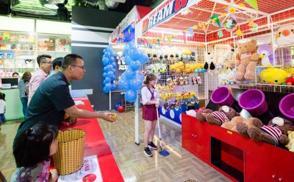 Vincom tưng bừng mở hội mừng đại lễ - 5 Cả nhà cùng nhau tham gia các trò chơi hoạt náo