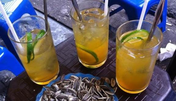 Giải mã “cơn sốt” mua máy làm đá viên sạch Hải Âu - 1
Những viên đá trong cốc trà chanh vỉa hè không rõ nguồn gốc là nguyên nhân dẫn đến các bệnh đường ruột.