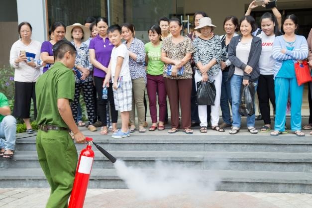 Từ chương trình nhân văn đến nụ cười hạnh phúc của người giúp việc - 5 Tận mắt chứng kiến cách sử dụng bình chữa cháy - Ảnh: BTC cung cấp