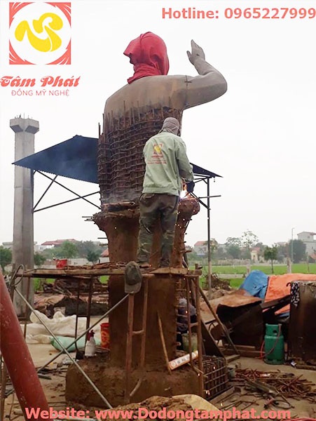Hành trình về thăm làng nghề đúc đồng truyền thống có lịch sử 900 năm - 3 Người thợ đúc đồng phải làm việc trong mọi điều kiện thời tiết