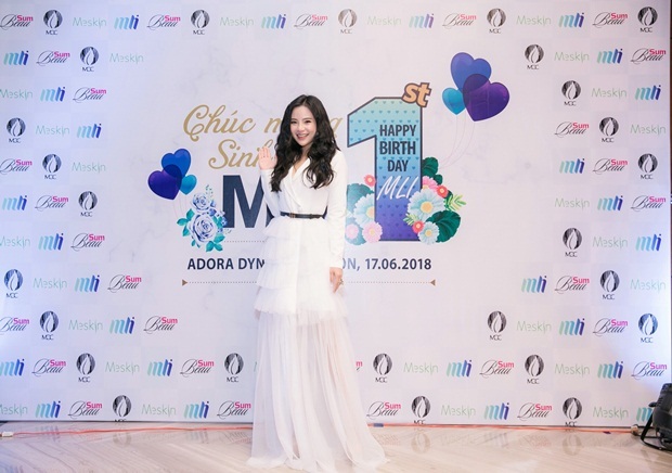 MLi Việt Nam tổ chức sinh nhật 1 tuổi hoành tráng cùng hệ thống - 2 Fashionista Stella Chang là một trong những khách mời đặc biệt của sự kiện. Người đẹp chọn trang phục trắng cũng là màu chủ đạo của đêm tiệc.