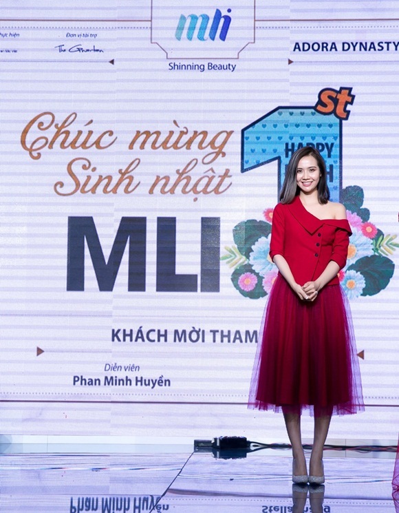 MLi Việt Nam tổ chức sinh nhật 1 tuổi hoành tráng cùng hệ thống - 3 Diễn viên Phan Minh Huyền - Đồng sáng lập MLi Việt Nam chọn cho mình chân váy ren đỏ kết hợp áo lệch vai cá tính