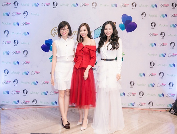 MLi Việt Nam tổ chức sinh nhật 1 tuổi hoành tráng cùng hệ thống - 4 Cả hai người đẹp chụp ảnh cùng CEO MLi Việt Nam La Trần tại background