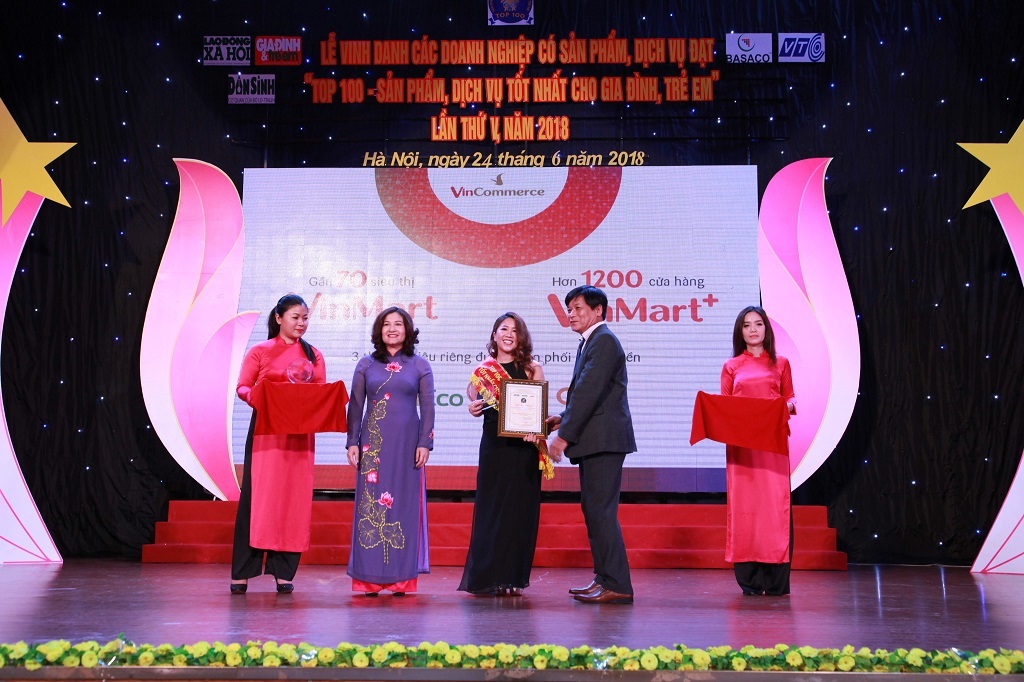 VinMart & VinMart+ nhận giải thưởng Top 100 sản phẩm - Dịch vụ tốt nhất - 1 Đại diện VinMart & VinMart+ vinh dự dẫn đầu các doanh nghiệp lên nhận giải “Top 100 sản phẩm, dịch vụ tốt nhất cho gia đình và trẻ em”.