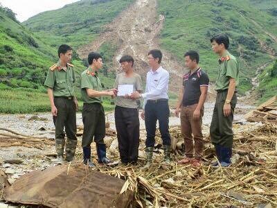 Agribank đồng hành và sẻ chia với đồng bào vùng lũ - 1 Đại diện Báo CAND, Công an tỉnh Hà Giang và Agribank Quản Bạ thăm hỏi, chia sẻ tới gia đình anh Lò Chính Cồ
