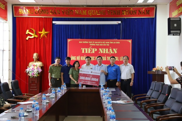 Agribank đồng hành và sẻ chia với đồng bào vùng lũ - 2 Agribank đồng hành và sẻ chia với đồng bào vùng lũ - 2