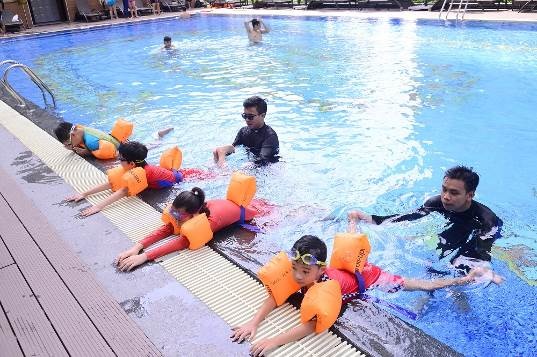 Các cư dân nhí Vinhomes háo hức tham gia chương trình dạy bơi - Ảnh: Vinhomes cung cấp