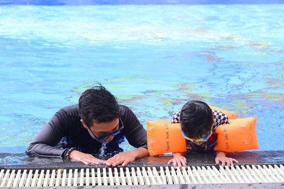 Con trẻ thích thú, bố mẹ an tâm với khóa học bơi tại Vinhomes - 2 Con trẻ thích thú, bố mẹ an tâm với khóa học bơi tại Vinhomes - 2