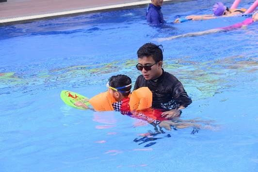 Con trẻ thích thú, bố mẹ an tâm với khóa học bơi tại Vinhomes - 3 Các huấn luyện viên chuyên nghiệp và tâm huyết sẽ giúp những Cư dân nhí Vinhomes nắm được kỹ năng bơi bài bản sau khóa học mùa hè - Ảnh: Vinhomes cung cấp