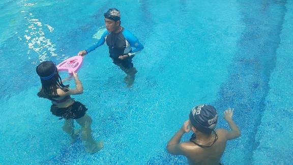 Con trẻ thích thú, bố mẹ an tâm với khóa học bơi tại Vinhomes - 4 Các em nhỏ được học trong bể bơi xịn, sạch đẹp và an toàn cùng huấn luyện viên giàu kinh nghiệm - Ảnh: Vinhomes cung cấp