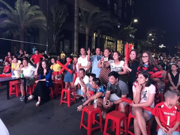 Các cổ động viên Pháp vỡ òa khi ở phút 65, Kylian Mbappé nâng tỉ số lên 4-1 cho Pháp sau cú dứt điểm rất căng từ ngoài vòng cấm. 