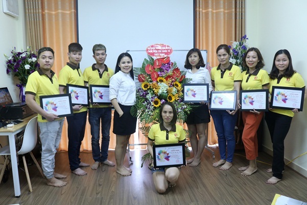 Học viện Tóc Quốc tế Thùy Dung – Vươn tầm quốc tế - 3 Các học viên được cấp chứng nhận sau khi hoàn thành xong khóa học