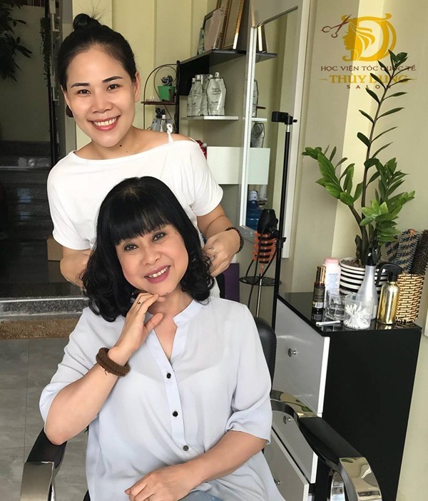 Học viện Tóc Quốc tế Thùy Dung – Vươn tầm quốc tế - 5 NSƯT Hồng Liên – một người chị, người bạn thân thiết luôn ủng hộ hết mình cho chị Dung trong sự nghiệp