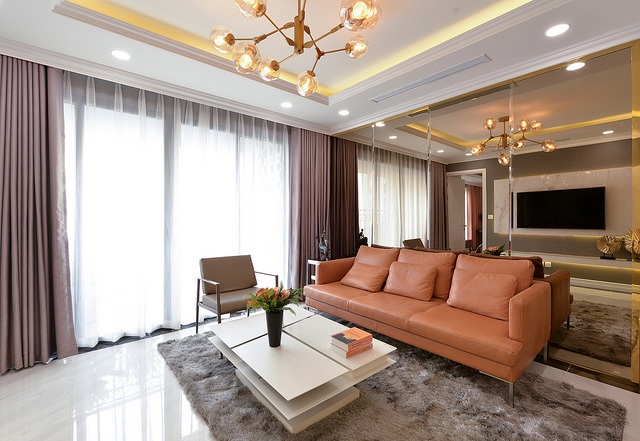 Khám phá căn hộ view đẹp nhất bán đảo Quảng An - 2 Các căn hộ tại D’. Le Roi Soleil luôn ngập tràn ánh sáng tự nhiên với các khung của diện tích lớn kéo dài từ sàn đến trần nhà.