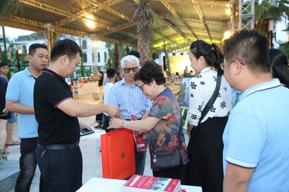 Mục sở thị không gian sống có một không hai tại Vinhomes Imperia - 2 Khách mời vừa được tư vấn chuyên sâu vừa thỏa sức thưởng lãm trực quan sinh động độ hoành tráng của dự án Vinhomes Imperia và đặc biệt ấn tượng với tiểu khu “hình móng rồng” The New Monaco hình thành trong tương lai